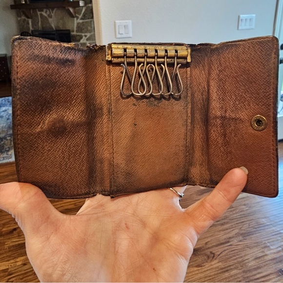 Louis Vuitton Monogram 6 Key Holder with Chain and Charm - Picture 7 of 14